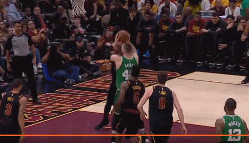 【影片】詹姆斯老了?5年前掀翻冠軍中鋒的血帽又重演!-黑特籃球-NBA新聞影音圖片分享社區