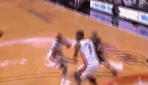 【影片】詹姆斯老了?5年前掀翻冠軍中鋒的血帽又重演!-黑特籃球-NBA新聞影音圖片分享社區