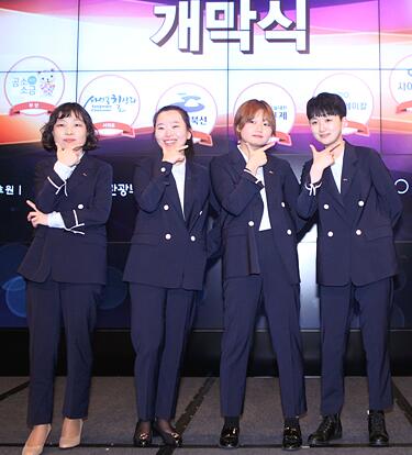 ▲浦项 POSCO队李英信、 赵惠连, 姜智洙、金杰娜
