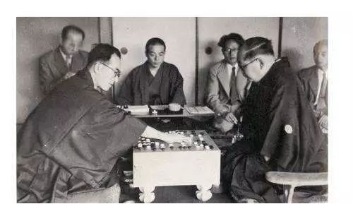 左为久保松胜喜代,右为木谷实