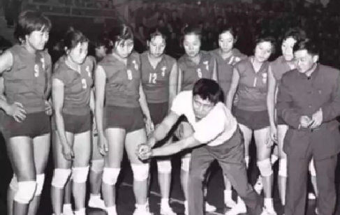 图说:李宗镛给女排队员做示范