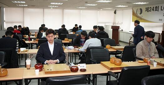 ▲ 韩国棋院二楼，第24届LG杯世界棋王战统合预赛决赛场面，16人拿到了本赛门票