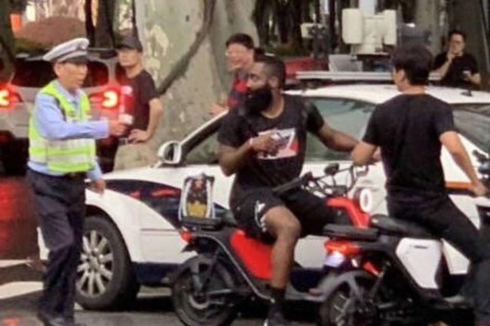 哈登骑电动车被交警拦下