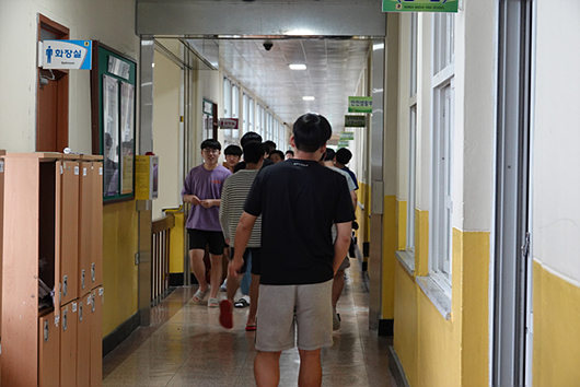 下课后,学生必须自行寻找自己的下一间教室