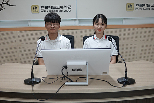 负责解说和主持的韩国围棋学校广播部(KBHB)学生