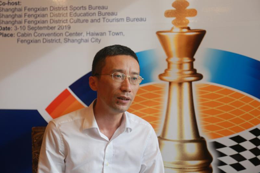 “上海海湾杯”2019国际象棋国际新人王赛组委会副主任蒋卫锋正在接受采访
