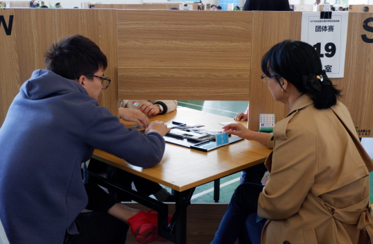 林斌(右)在比赛中