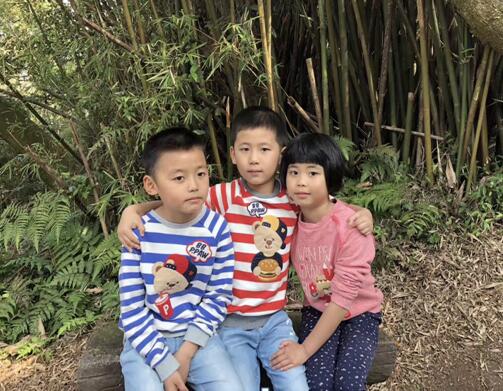 生活中的许家三胞胎。学棋要从娃娃抓起。