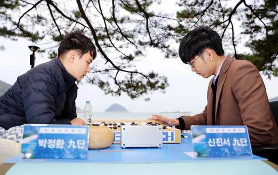申真谞在韩国围棋超级对决中3:0碾压朴廷桓