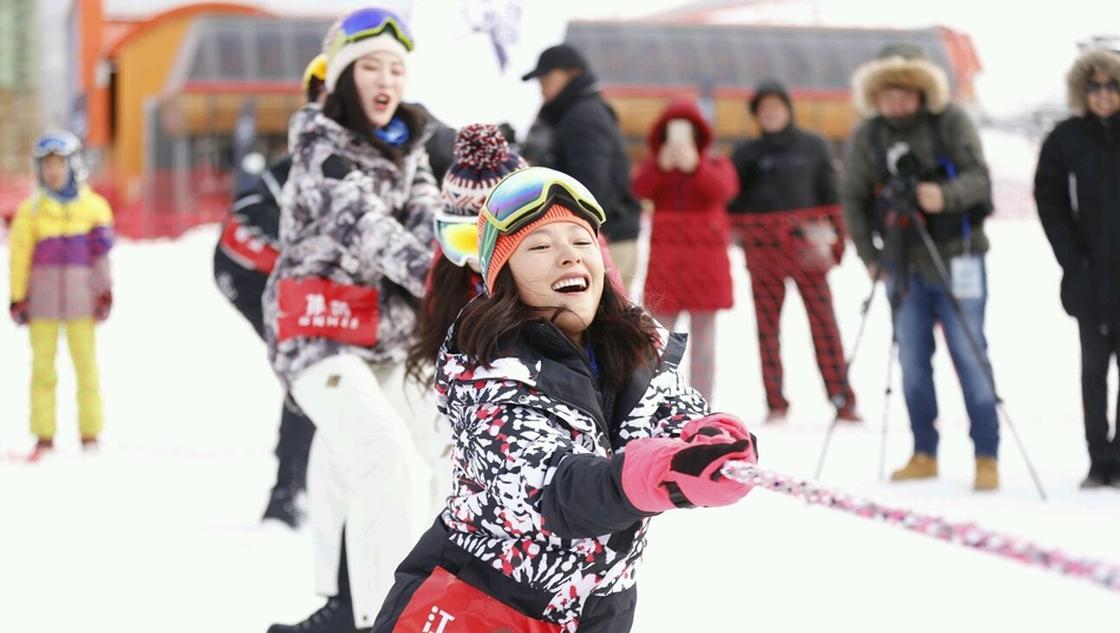江一燕领衔雪地拔河赛