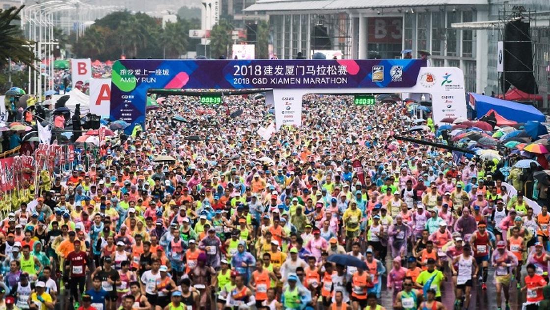 厦门马拉松迎最冷雨战