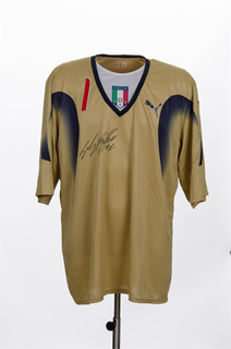 1） 布冯，意大利，1号，2006年世界杯决赛落场签名球衣