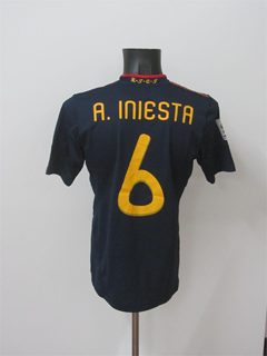 2）伊涅斯塔，西班牙，6号，2010年世界杯决赛落场球衣