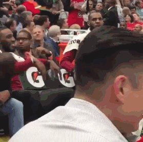 詹姆斯替补席上怒怼詹黑球迷 对话简直太搞笑