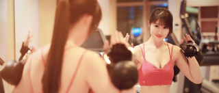 23岁健身美女教练大秀蜜桃臀