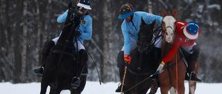 俄罗斯办冰雪马球赛 选手策马十分帅气