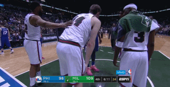 【影片】看著都疼!公鹿悍將空中被打頭橫拍倒地,大帝吃一惡犯!-黑特籃球-NBA新聞影音圖片分享社區