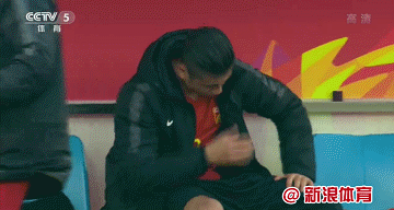 张玉宁掩面痛苦