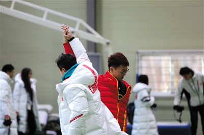 “北京8分钟”表演团队的演员在江陵关东大学体育馆训练