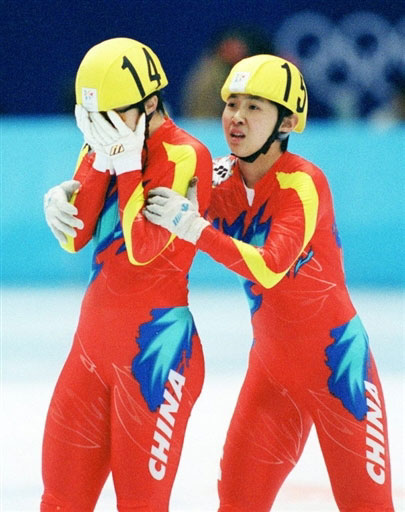 图为杨扬在98年长野冬奥会上冲金失败后痛哭，杨阳(右)在安慰杨扬(左)。
