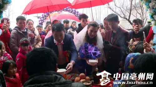 农村小伙娶个洋媳妇
