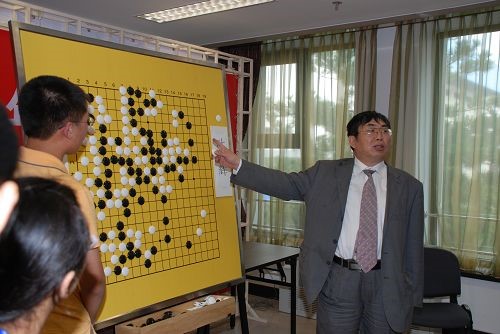 棋圣聂卫平在授课中