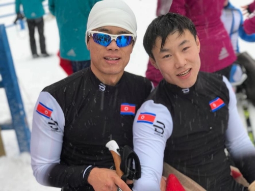预计参加2018平昌冬季残奥会的朝鲜残疾人越野滑雪运动员马有喆(左)和金正炫(均为音译)在德国2017-2018赛季世界残奥北欧滑雪世界杯比赛上合影留念。(韩联社/金斯勒基金会代表申英顺提供)