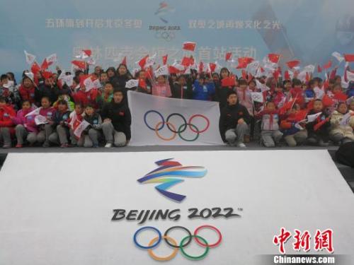 奥林匹克会旗回到北京，27日飘扬在长城脚下。　曾鼐 摄