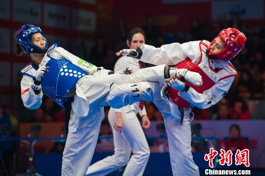 中国选手闻人云涛(蓝)战胜伊朗的娜希德·基亚尼尚德，获得女子49公斤以下级铜牌。主办方供图