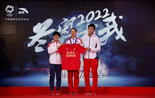 李靳宇、张虹、高亭宇共同签名“2022 冬奥有我”T恤并向全世界发出欢聚北京2022的邀请