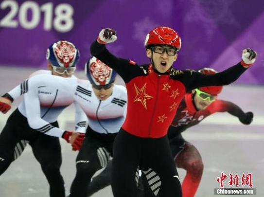 2月22日,在平昌冬奥会短道速滑男子500米决赛中,中国选手武大靖夺得金牌。中新社记者 宋吉河 摄