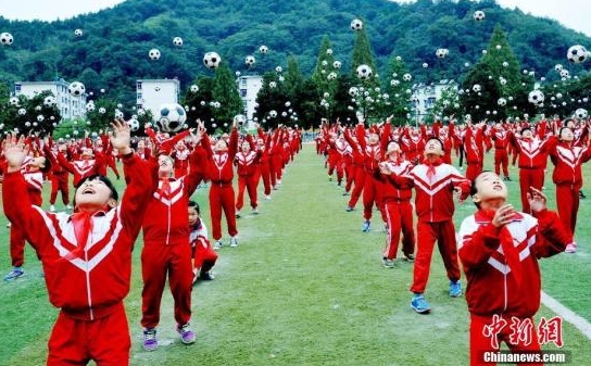 资料图：上千名小学生在操场上跳足球舞。 卓忠伟 摄
