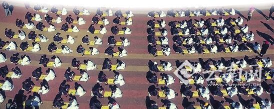 两百人对弈,场面很壮观。
