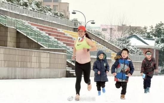 二胎妈妈怀孕8个月雪地裸肚跑步，刷爆朋友圈。