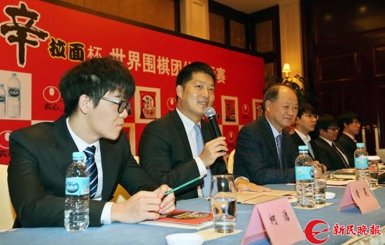 常昊(中)在发布会上 周国强摄