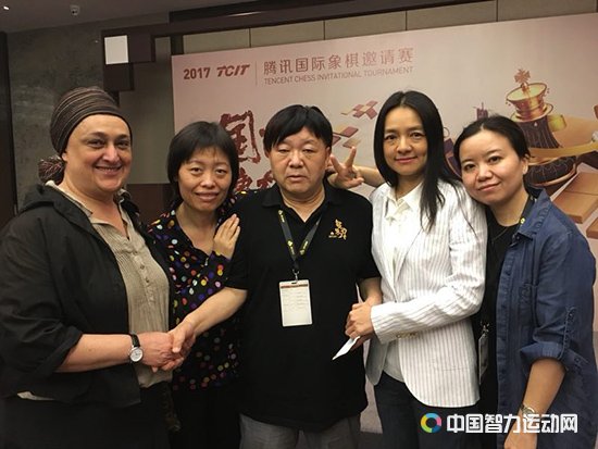 林峰:不忘初心 继续奉献国际象棋事业 林峰老师与四位棋后合影