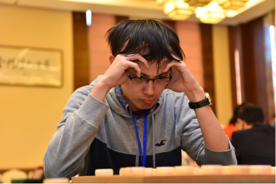 新加坡棋手抱头冥想