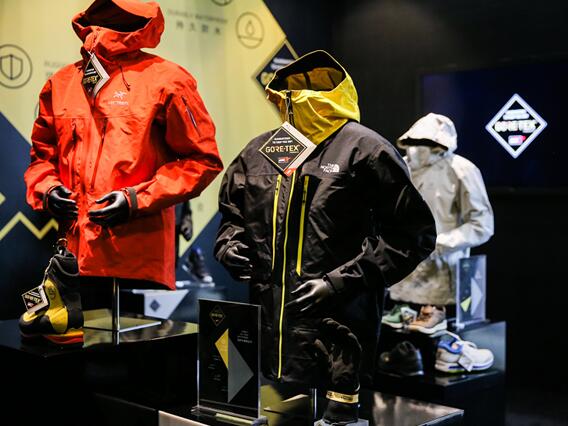 图注：GORE-TEX®品牌展台，部分展出产品