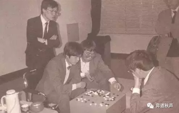 加藤(右)力擒马晓春