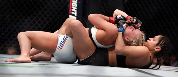 辛西娅-卡尔维洛在UFC209中对决阿曼达-库珀