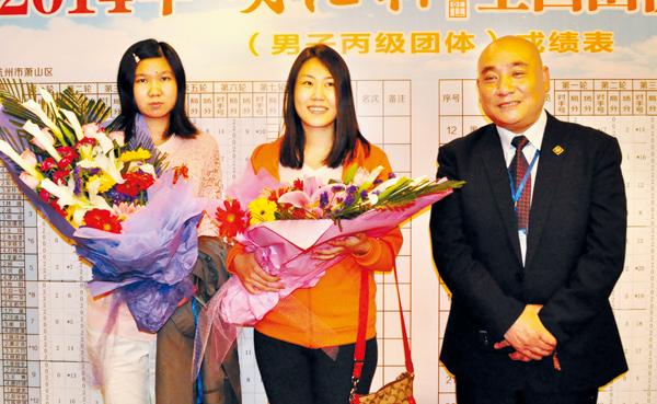 2014年4月29日,洛阳女子围棋队冲甲成功,涂次洛(右)与两名队员合影
