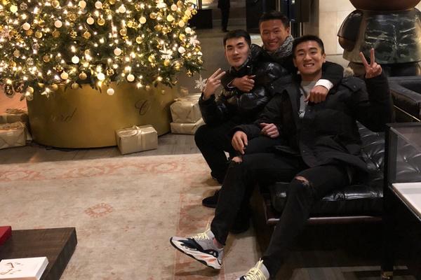 ??帕爾默慶祝時手指下壓示意熱刺球迷閉嘴，此前球迷瘋狂扔雜物