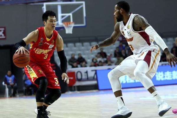 最佳防守陣容二陣：卡馬拉、戈貝爾、JJJ、杰倫威、祖巴茨