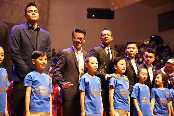 赛季场均30分+命中率6成仅字母哥两次做到！字母哥赛季至今也达标