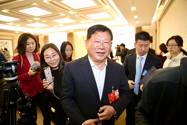 全国政协委员、富力地产联席董事长张力接受记者采访