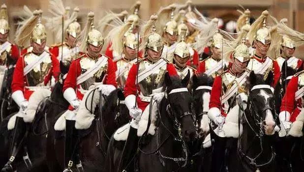 英国皇家卫队是在17世纪下半叶.近卫军的历史可追溯到1656年.