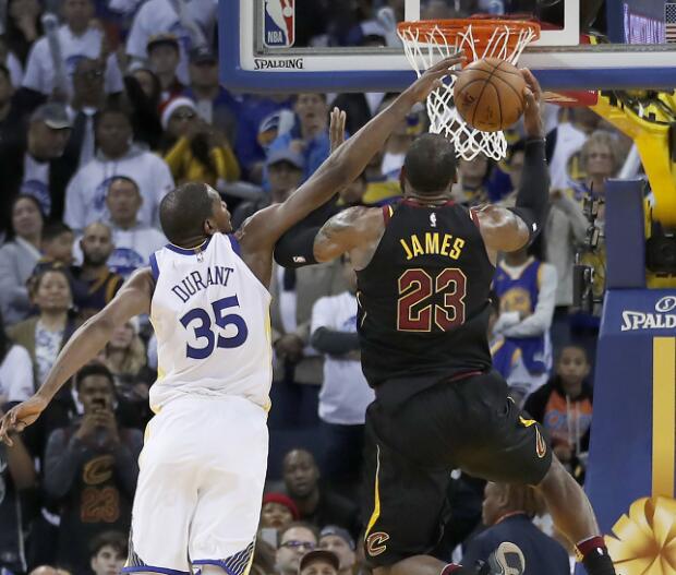 聖誕戰最大爭議!杜蘭特vs詹皇這球到底犯規沒-黑特籃球-NBA新聞影音圖片分享社區