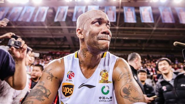 马布里举行退役仪式 难掩情绪激动落泪