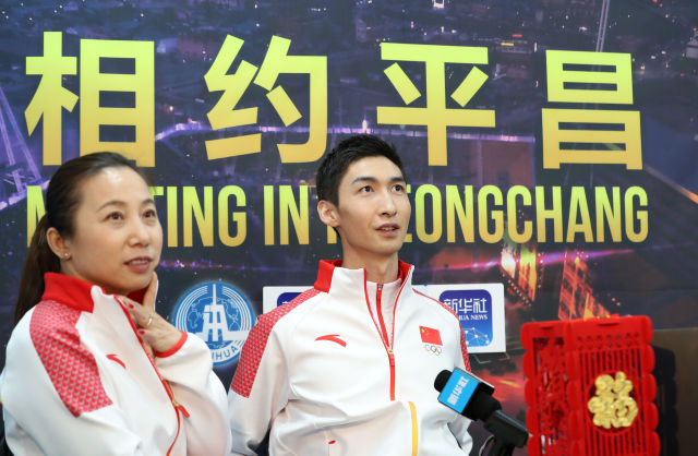 李琰(左)、武大靖接受采访。新华社记者李钢摄
