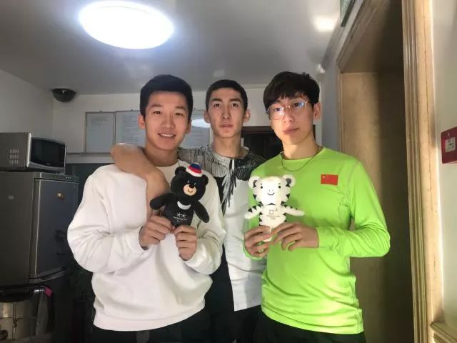 从图左至右分别为:许宏志,武大靖,韩天宇